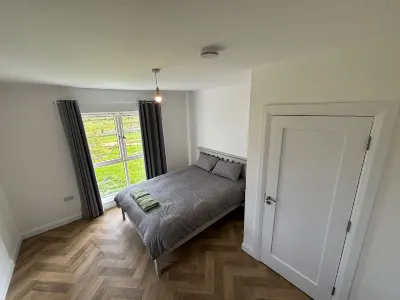 Serene 3-Bedroom House in Athlone Отели в г. 