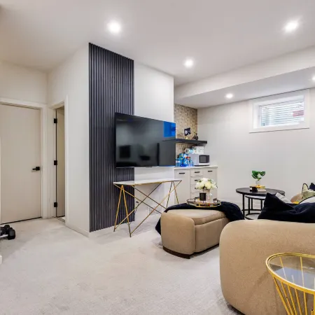 Cozy Luxury Suite with Private Movie Theatre