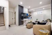 Cozy Luxury Suite with Private Movie Theatre - Bungalows
