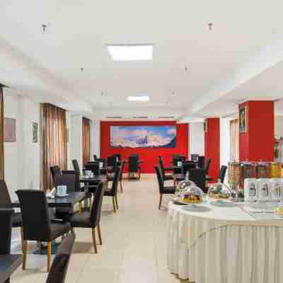 Hotel Regina Dining/Meeting Rooms