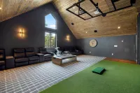 New Lux Cabin! 5500sf / GolfSim / MoviTheatr / HotTub / 4KingStes / Gym&Billiard