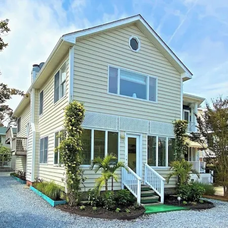 Oceanblock 4 bed / 4 full baths with Courtyard, Outdoor Shower, 2 Decks