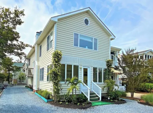 Oceanblock 4 bed / 4 full baths with Courtyard, Outdoor Shower, 2 Decks