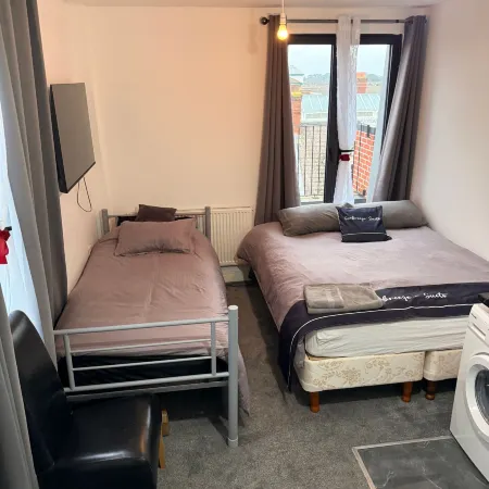 1 Bedroom Flat Apartment with Hot Tub on the Balcony & City View, Sleeps 4Ppl