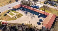 Western Inn by Capital O Cleburne TX - parking