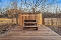 Sherwood Farmhouse: Hot Tub + King Beds + Pet Friendly
