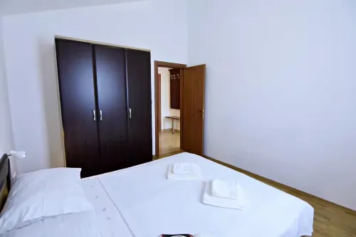 Lovely poolside apartment in Tar