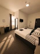 Contemporary Double Room with Private Bathroom