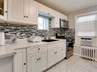 8 Mi to Metlife Stadium: Pet-Friendly Home w/ Yard Hoteles en Teaneck