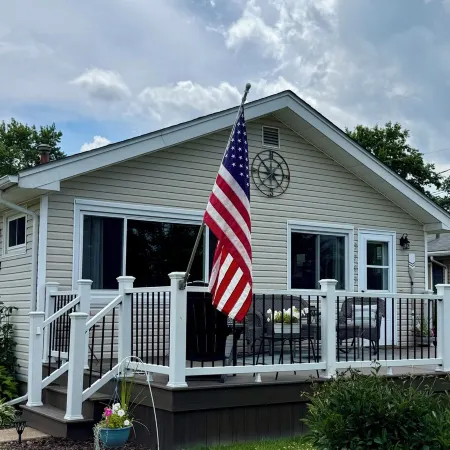 Cozy cottage with lake view! 20 min from Cedar Point, Kalahari, & Sports Force!