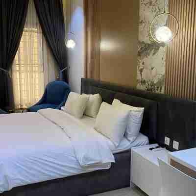 Lusso Court Shortlet Apartment Rooms