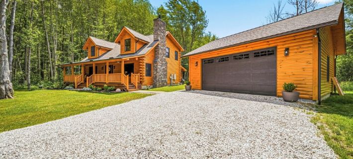 Luxury 3Br Authentic Log Cabin Retreat w/Hot Tub-Near Wineries, Gotl & Spire Ξενοδοχεία στην πόλη Ashtabula County