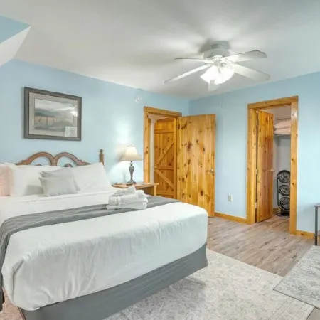 Lazy Daze - 3Br Cabin w/Mountain Views, Wrap Porch, Sauna, Firepit!