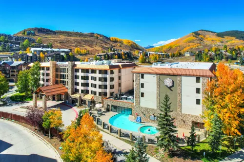 The Grand Lodge Hotel and Suites - bar