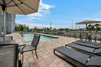 HomeTowne Studios by Red Roof Fort Myers - piscina