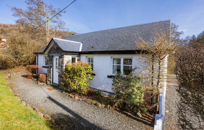Ghillie's Cottage on the River Lochay