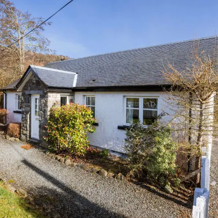 Ghillie's Cottage on the River Lochay キリンのホテル
