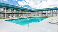 Red Roof Inn & Suites DeKalb - piscine