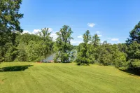Pinnacle Lakefront Retreat: Dock, Canoe & Fire Pit - 3 tähden