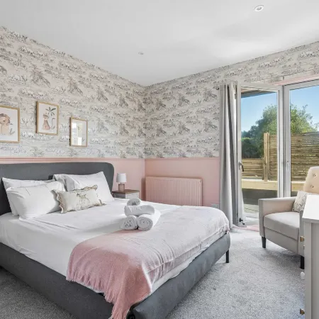 Relaxing & Spacious Family Home - By Tempstay