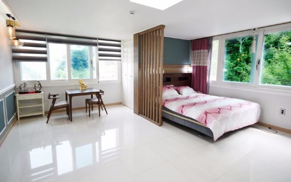 참새미골민박의 편백 객실