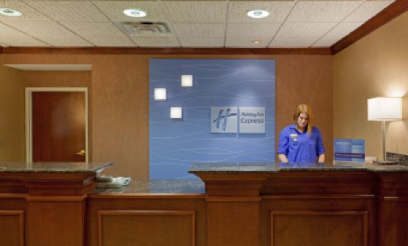 Holiday Inn Express & Suites MANCHESTER-AIRPORT by IHG