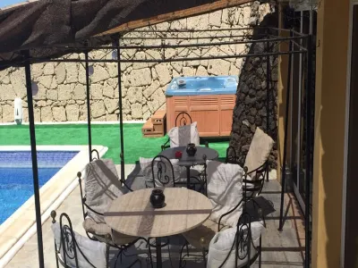 Large Heated Pool, Hot Tub, Bar, Games Room, Gym, 2 Caves, New Outdoor Kitchen