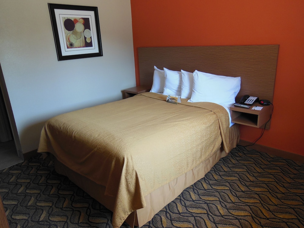 Days Inn & Suites by Wyndham Arlington Near Six Flags