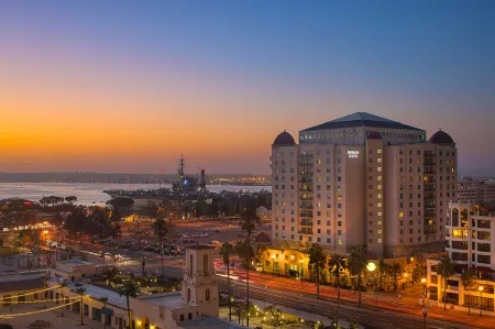 Embassy Suites by Hilton San Diego Bay Downtown Отели рядом с достопримечательностью «The Berkeley at Maritime Museum of San Diego»