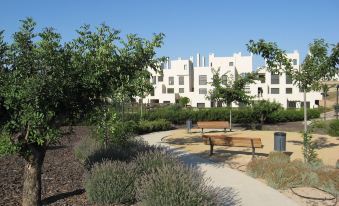 First Floor Non Smoking Air Conditioned 4 Person Luxury Golf Apartment
