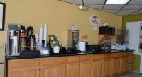 Super 8 by Wyndham Clinton - breakfast