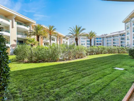 Le Cesarée Отели рядом с достопримечательностью «Camping Resort and Spa La Baume la Palmeraie»