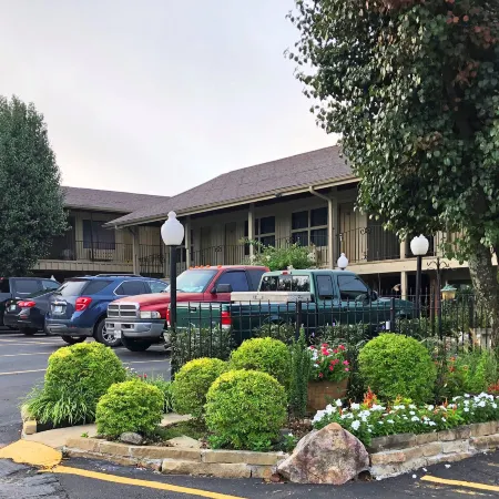Charles Wesley Motor Lodge Downtown Broken Bow- Hochatown