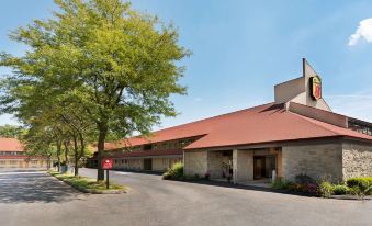 Super 8 by Wyndham Findlay
