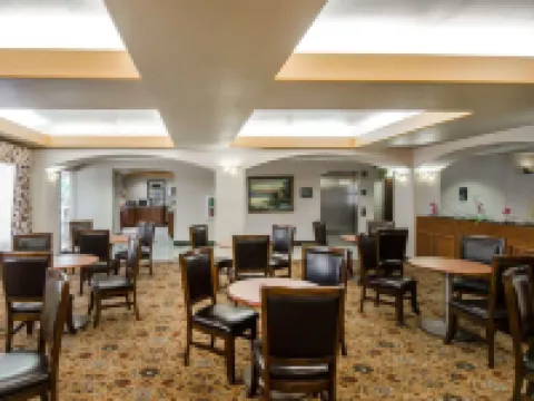 สลีปอินน์แอนด์สวีทส์ สปริงเดล เวสต์ โรงแรมในสปริงเดล