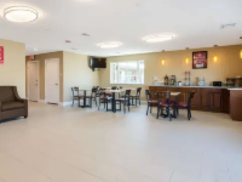 小石城北部河濱附近伊克諾套房酒店 北小石城酒店