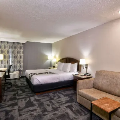 La Quinta Inn & Suites by Wyndham Springfield South Hotels near Kickapoo Corners