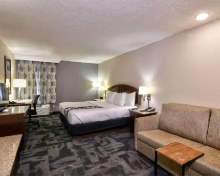 La Quinta Inn & Suites by Wyndham Springfield South Hotels in Springfield
