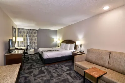 La Quinta Inn & Suites by Wyndham Springfield South Hotels near LOFT