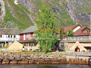 Eidfjord Riverside Apartments & Glamping