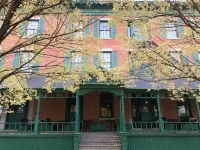 Rogues' Harbor Inn Hotels in Lansing