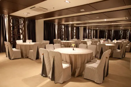 Pinetree Hotel Отели рядом с достопримечательностью «AEON BiG Batu Pahat»