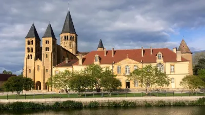 Hotel de la Basilique فنادق في Saint-Aubin-en-Charollais