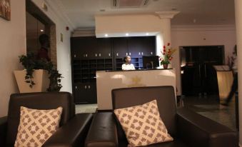 2. Hotel Im..