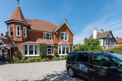 The Lawn Guest House Gatwick فنادق في هورلي