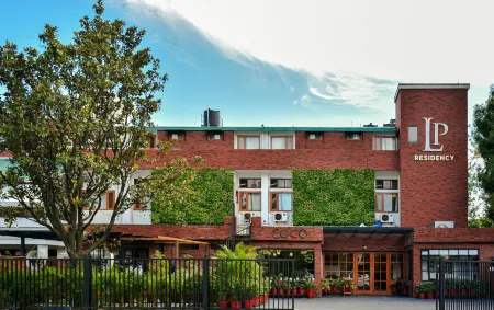 LP Residency Отели рядом с достопримечательностью «Mindrolling Monastery»