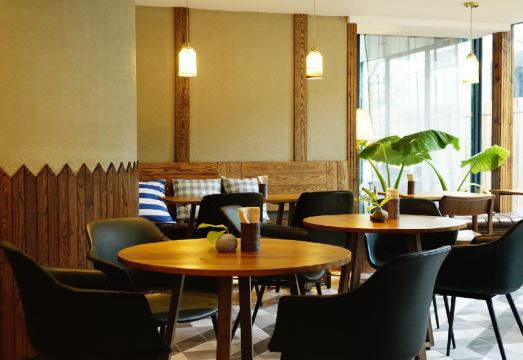 카라아롬 호텔의 빈티지 스타일 객실 내부