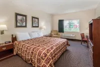Days Inn & Suites by Wyndham of Morris Hotels near William G. Stratton State Park