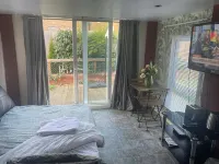 Studio-Sleeps 2 Free Parking-Garden-Near Shops Hotels near The Mall at Cribbs Causeway