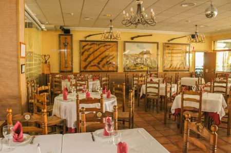 Hospedium Hotel Don Jose Отели в г. Оніл